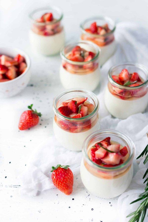 Comment réaliser une panna cotta au lait d'amande avec un coulis de framboises acidulé ?