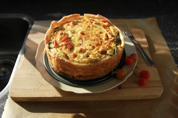 Quels sont les ingrédients pour une quiche aux asperges et saumon fumé?